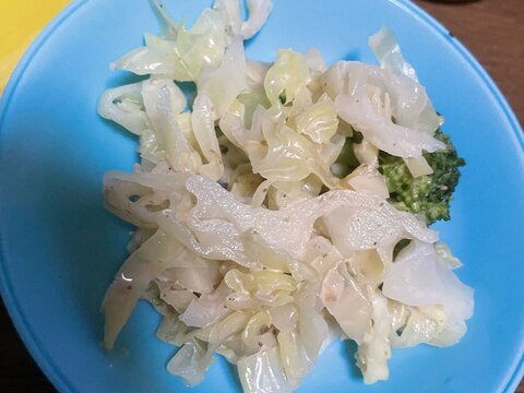 キャベツとブロッコリーの胡麻ドレッシングサラダ